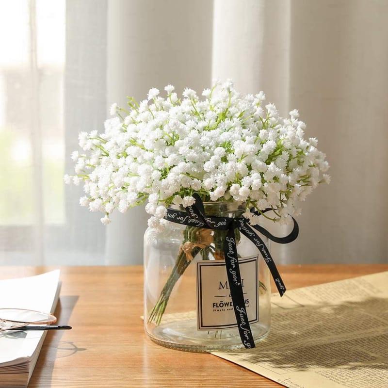 Một lẵng hoa nhỏ hơn, tinh tế với các loại hoa như cẩm chướng, hoa hồng và hoa baby’s breath, phù hợp tặng cá nhân thầy cô.